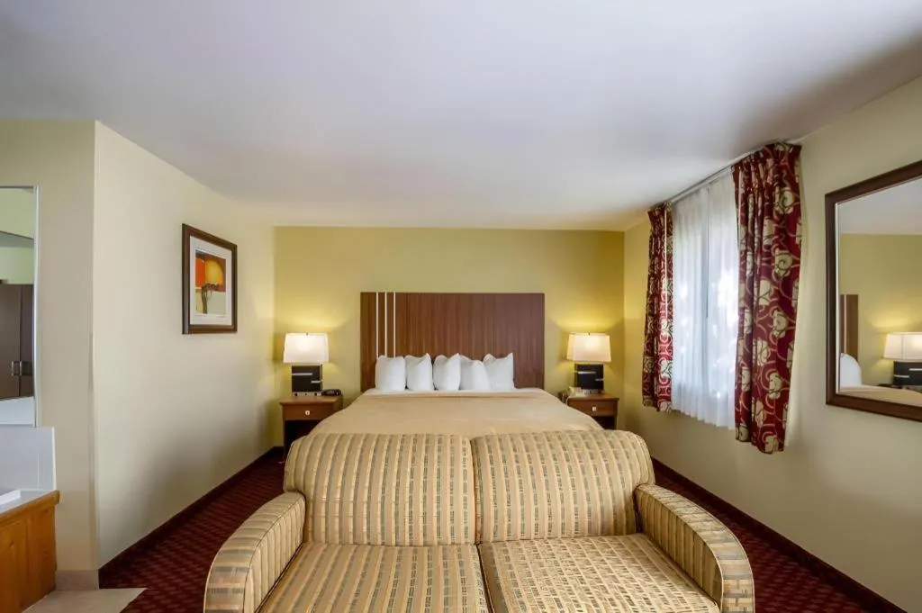Bed in Quality Inn Mineral Point