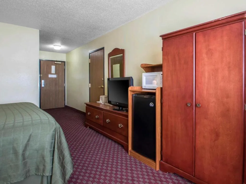 Bed in Quality Inn Mineral Point