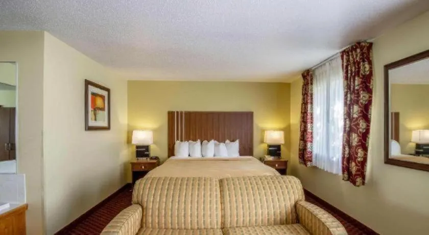 Bed in Quality Inn Mineral Point