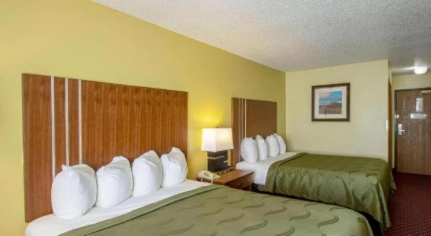 Bed in Quality Inn Mineral Point