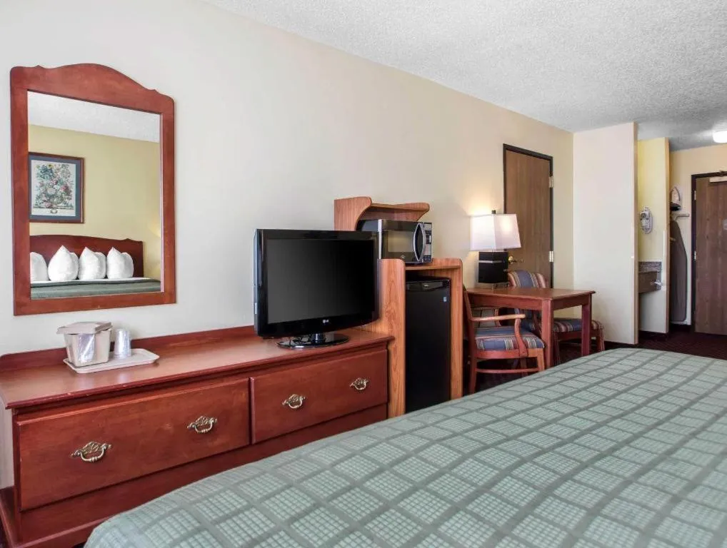 Bed in Quality Inn Mineral Point