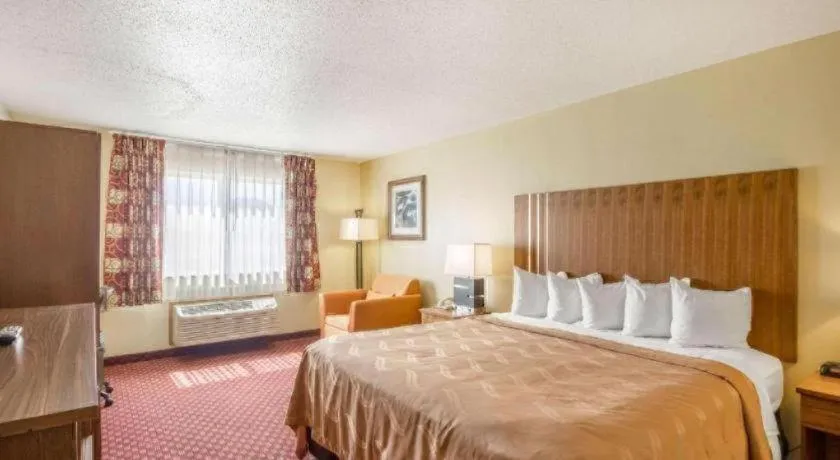 Bed in Quality Inn Mineral Point