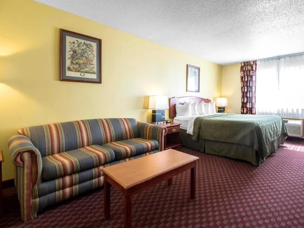 Bed in Quality Inn Mineral Point