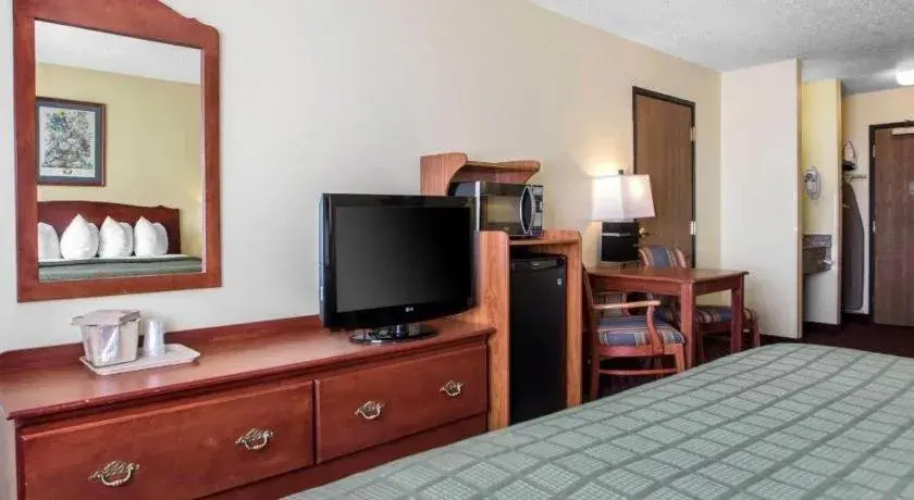 Bed in Quality Inn Bed in Quality Inn