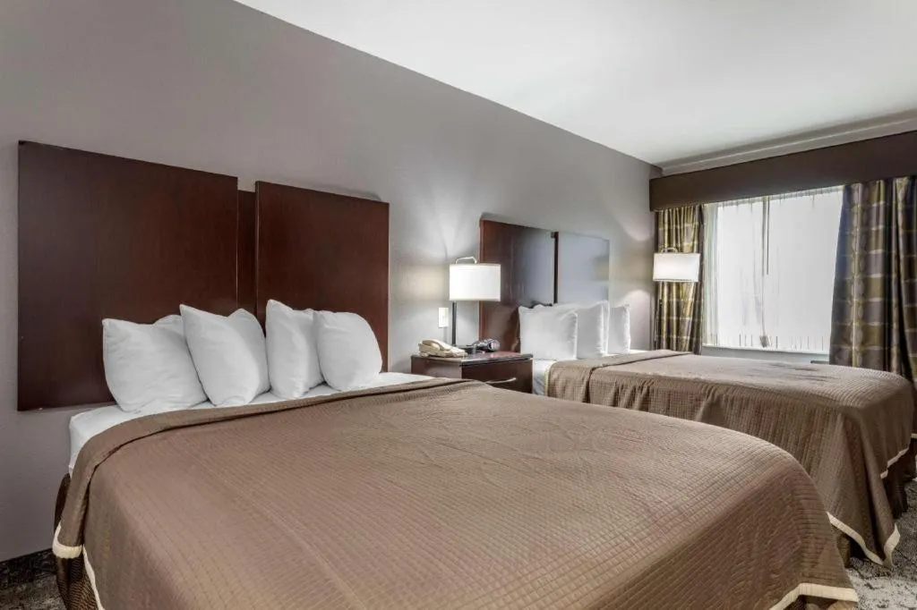 Bed in Best Western Oakdale Inn