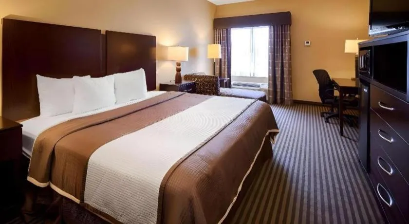 Bed in Best Western Oakdale Inn