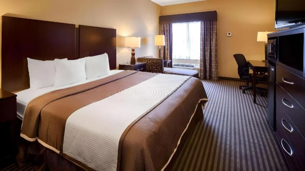 Bed in Best Western Oakdale Inn