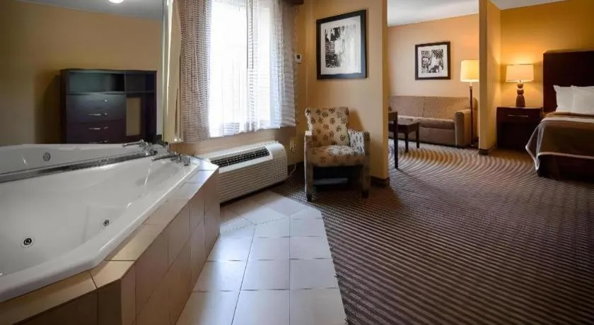 Bed in Best Western Oakdale Inn