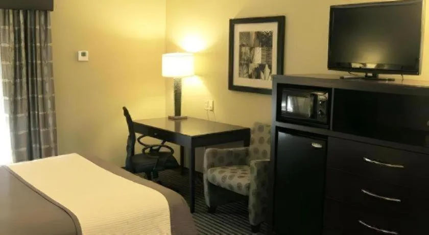 Bed in Best Western Oakdale Inn