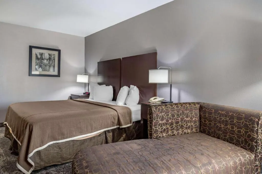 Bed in Best Western Oakdale Inn