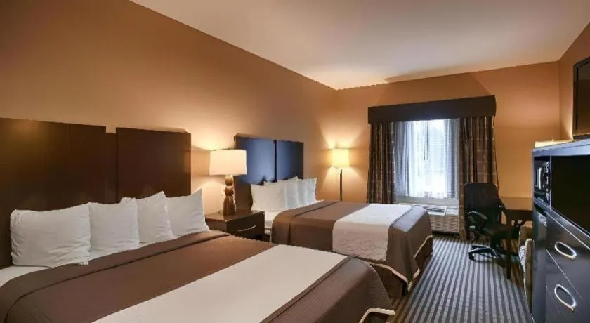 Bed in Best Western Oakdale Inn