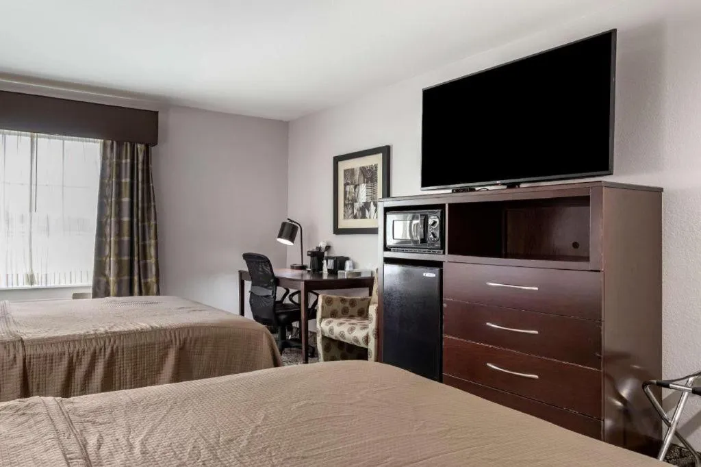 Bed in Best Western Oakdale Inn