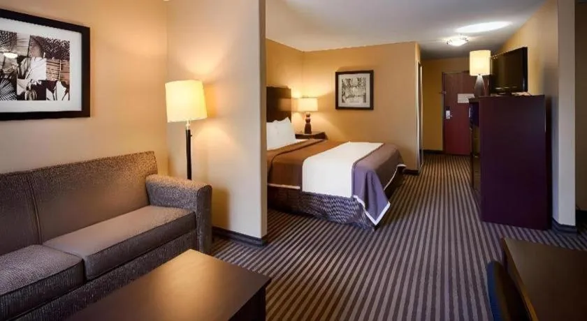 Bed in Best Western Oakdale Inn