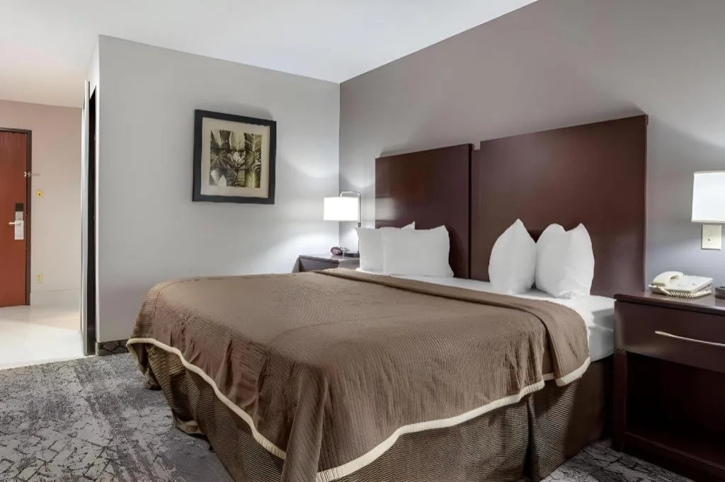 Bed in Best Western Oakdale Inn