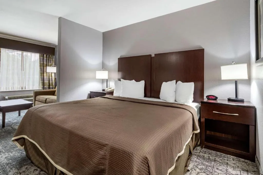 Bed in Best Western Oakdale Inn