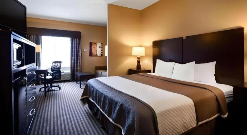 Bed in Best Western Oakdale Inn