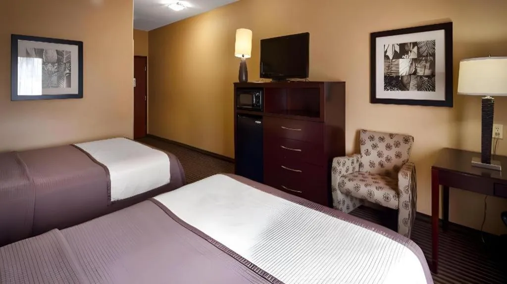 Bed in Best Western Oakdale Inn