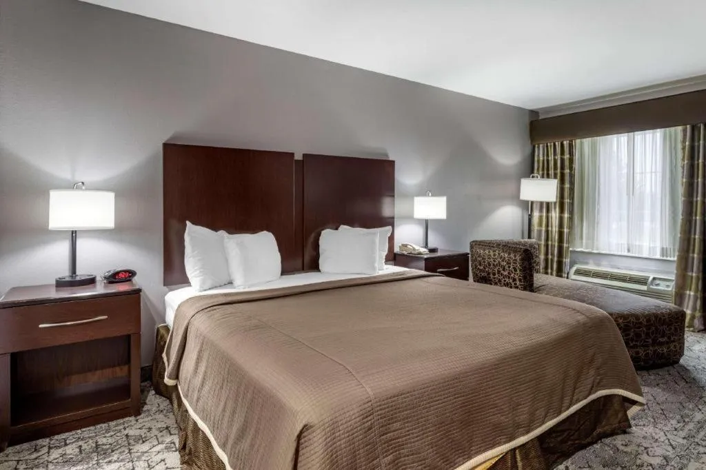 Bed in Best Western Oakdale Inn