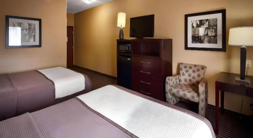 Bed in Best Western Oakdale Inn