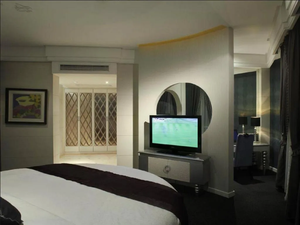 Bed in New Century Manju Hotel Shanghai New International Expo Center