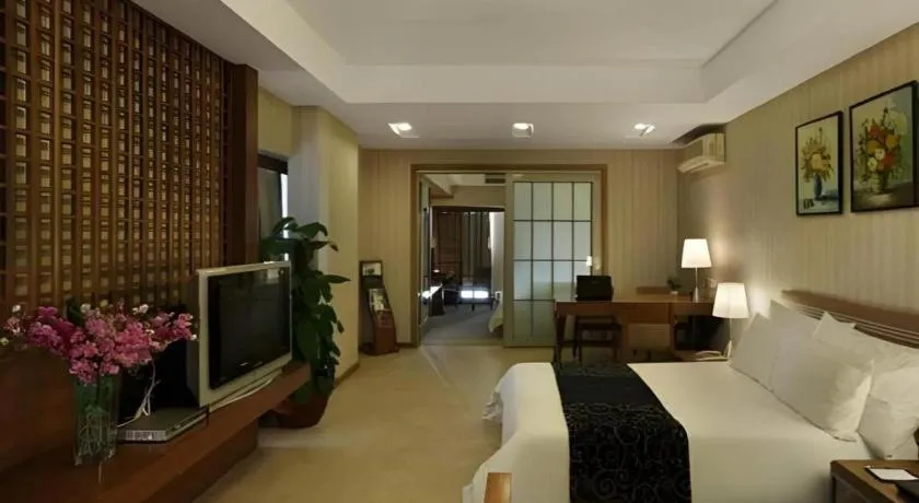 Bed in South China Laguna Hotel