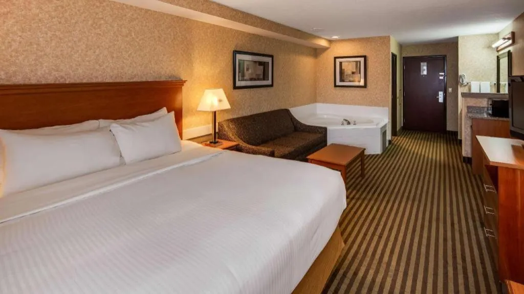 Bed in Best Western Rama Inn