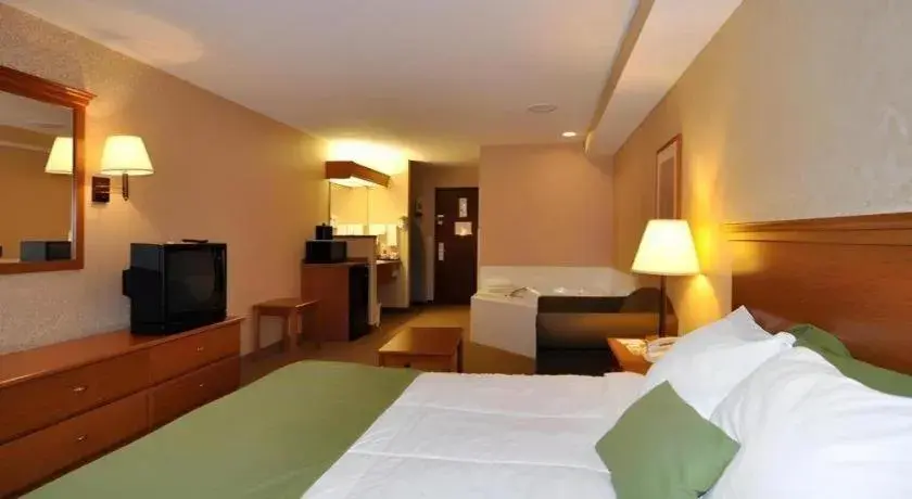 Bed in Best Western Rama Inn Bed in Best Western Rama Inn