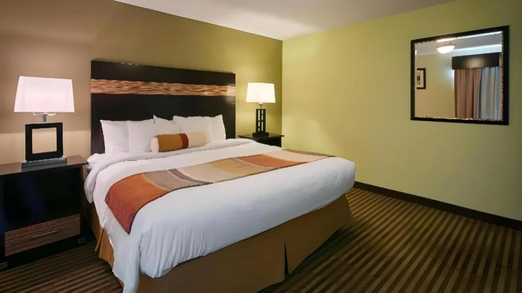 Bed in Best Western Rama Inn