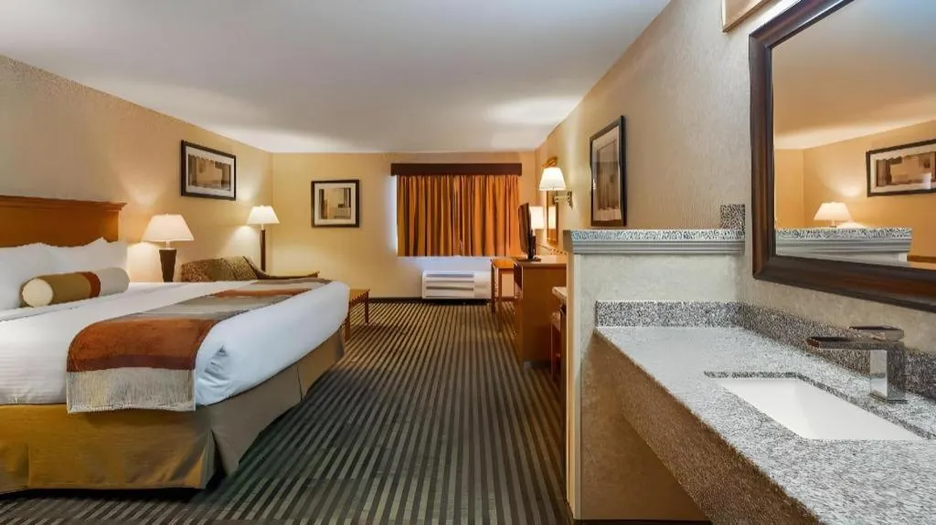 Bed in Best Western Rama Inn