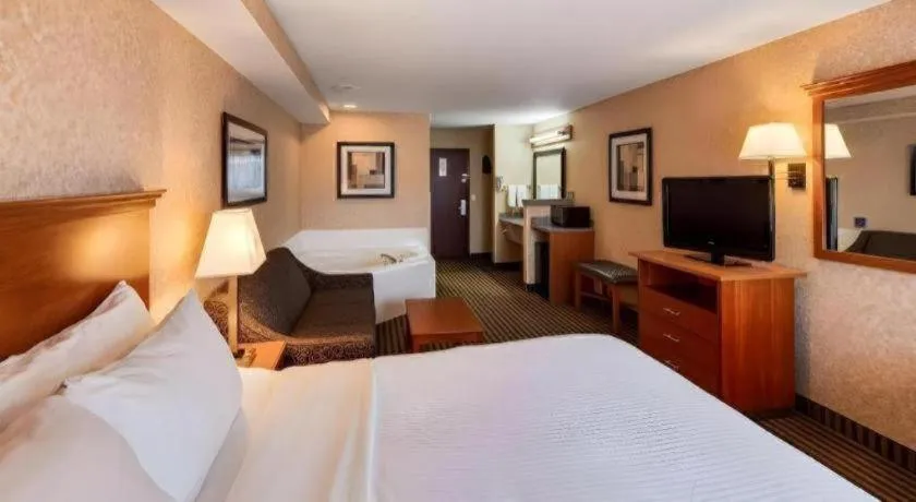 Bed in Best Western Rama Inn