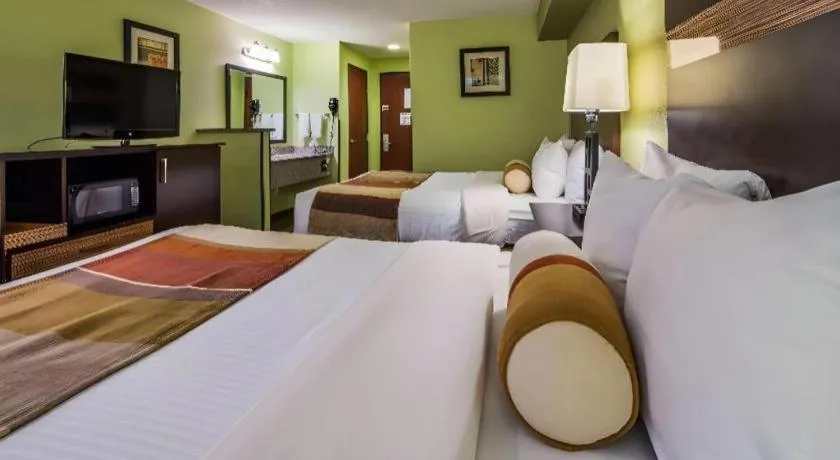 Bed in Best Western Rama Inn