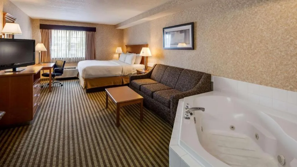 Bed in Best Western Rama Inn