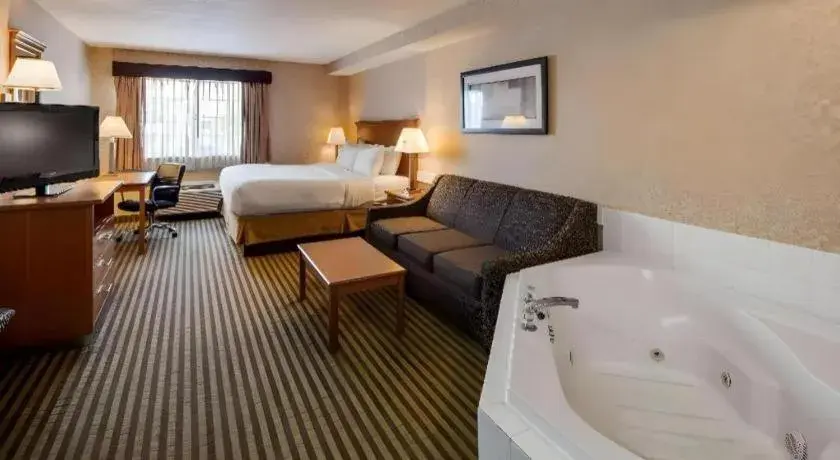 Bed in Best Western Rama Inn Bed in Best Western Rama Inn