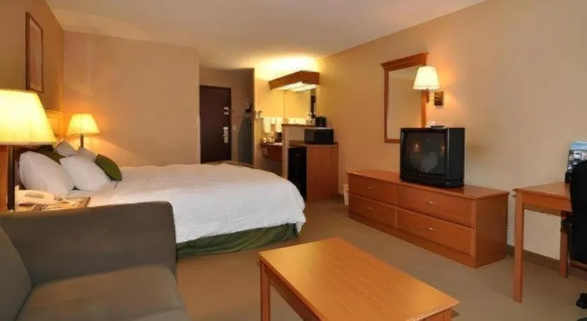 Bed in Best Western Rama Inn