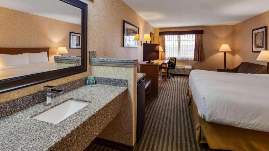 Bed in Best Western Rama Inn