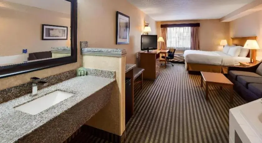 Bed in Best Western Rama Inn Bed in Best Western Rama Inn