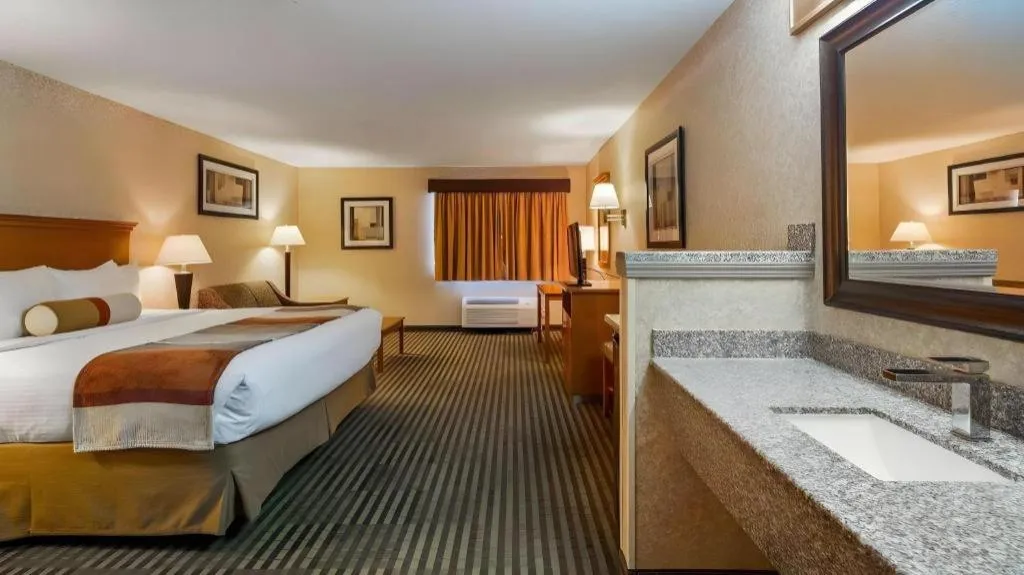 Bed in Best Western Rama Inn