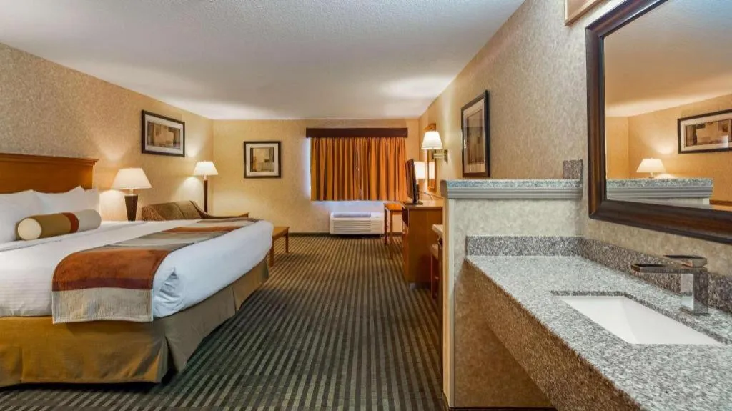 Bed in Best Western Rama Inn