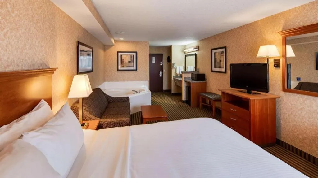 Bed in Best Western Rama Inn