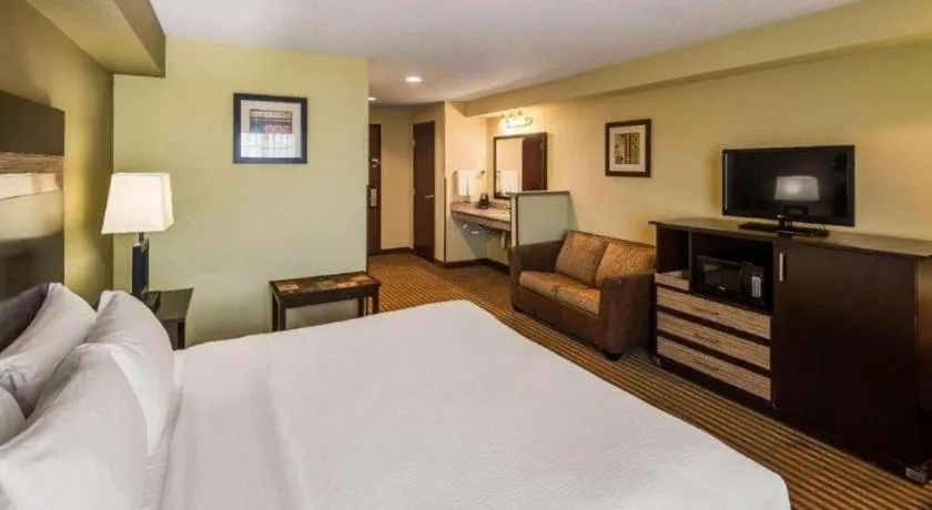 Bed in Best Western Rama Inn