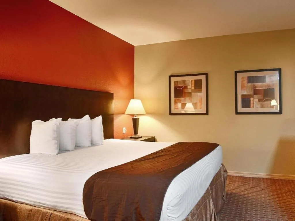 Bed in Americas Best Value Inn Monroe