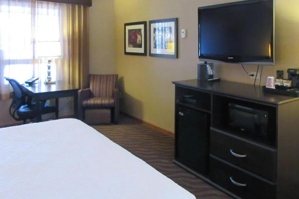 Bed in Quality Inn & Suites Detroit Lakes