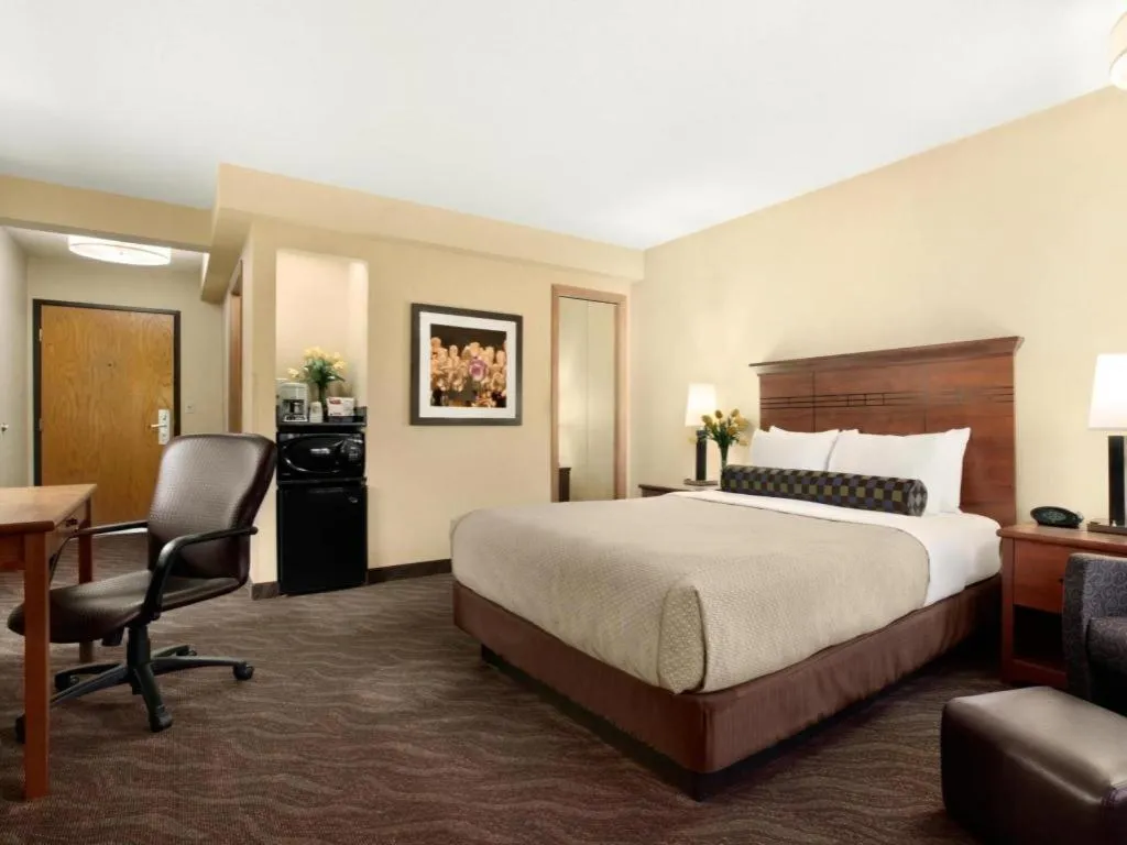 Bed in Quality Inn & Suites Detroit Lakes