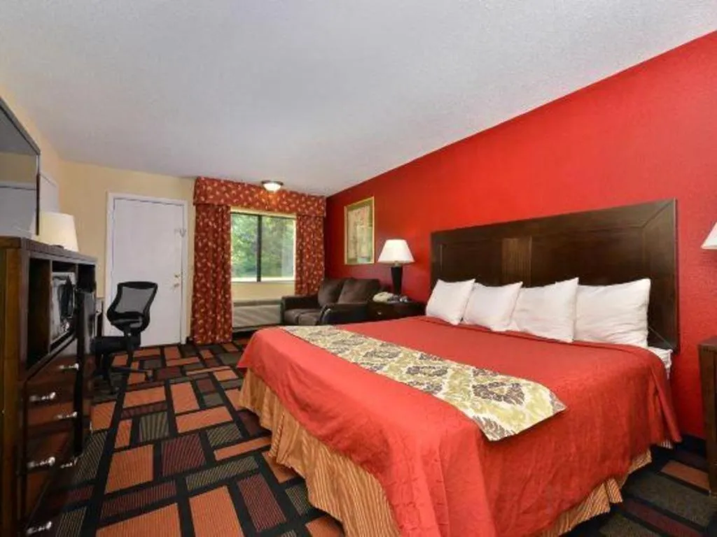 Bed in Americas Best Value Inn Canton, NC