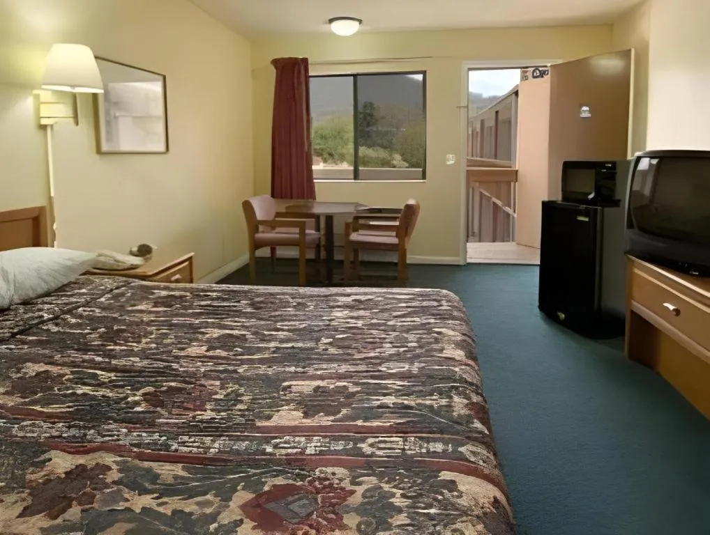 Bed in Americas Best Value Inn Canton, NC