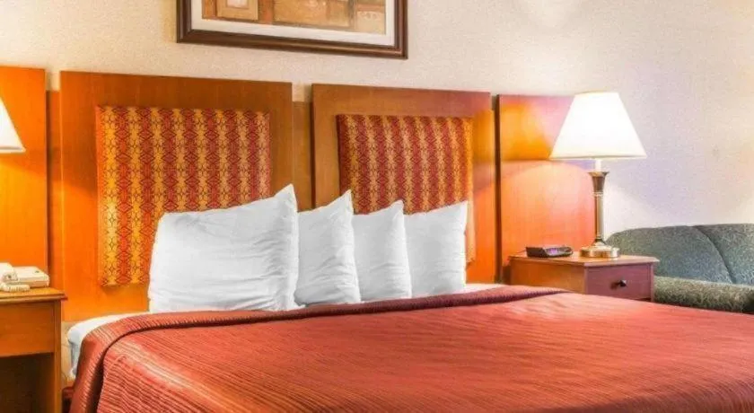 Bed in Quality Inn & Conference Center Brattleboro North