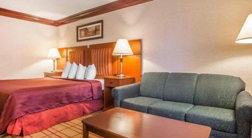 Bed in Quality Inn & Conference Center Brattleboro North
