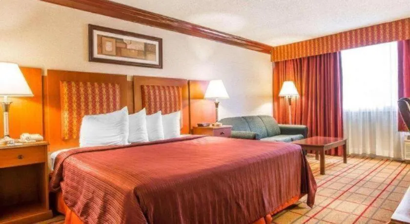 Bed in Quality Inn & Conference Center Brattleboro North