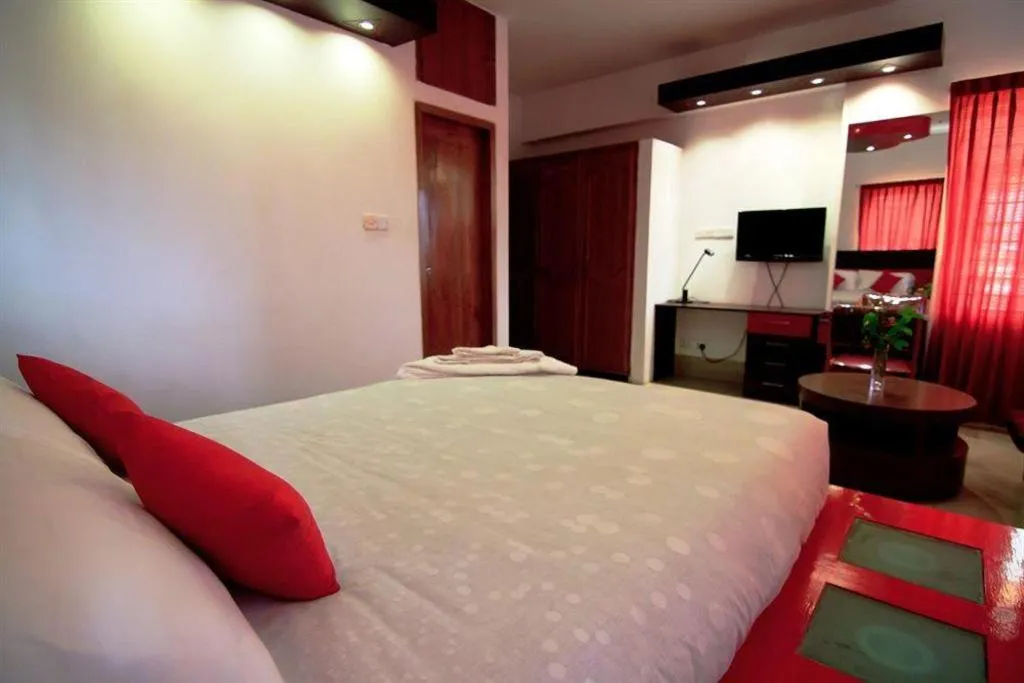 Bed in Tropical Daisy