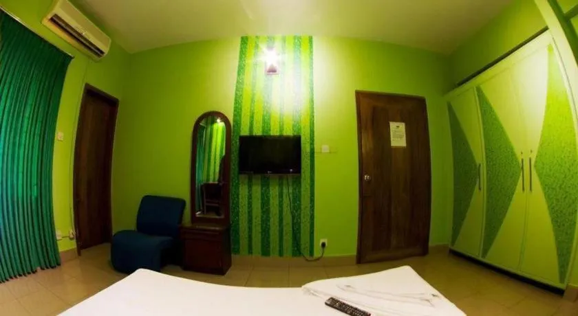 Bed in Tropical Daisy